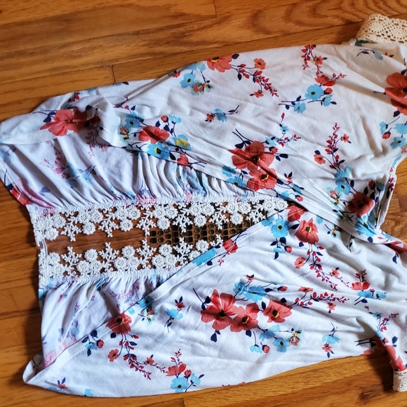 Daytrip Flower Open Back Top - Picture 4 of 6